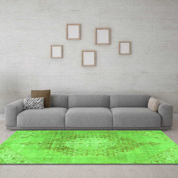 Machine Washable Persian Green Traditional Area Rugs in a Living Room,, wshtr3237grn