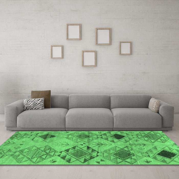 Machine Washable Persian Emerald Green Traditional Area Rugs in a Living Room,, wshtr3238emgrn