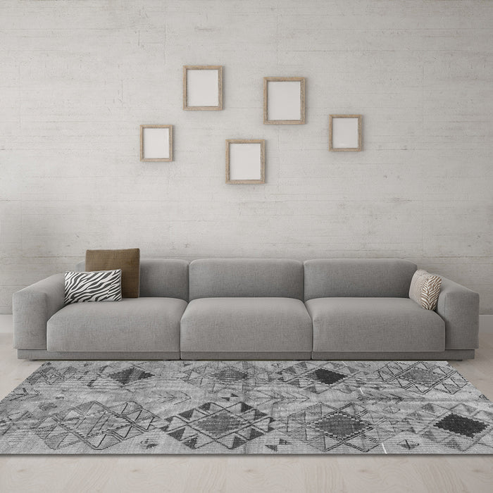 Machine Washable Persian Gray Traditional Rug in a Living Room,, wshtr3238gry