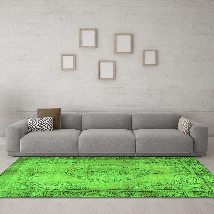 Machine Washable Persian Green Traditional Area Rugs in a Living Room,, wshtr3248grn
