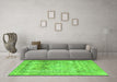 Machine Washable Persian Green Traditional Area Rugs in a Living Room,, wshtr3252grn