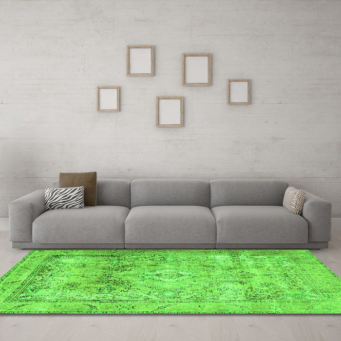 Machine Washable Persian Green Traditional Area Rugs in a Living Room,, wshtr3252grn