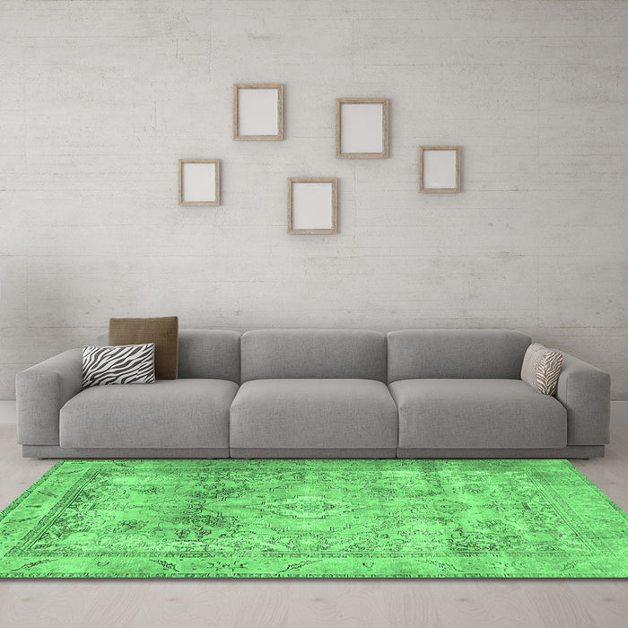Machine Washable Persian Emerald Green Traditional Area Rugs in a Living Room,, wshtr3252emgrn