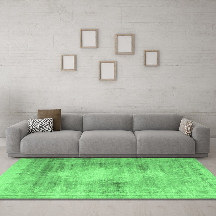 Machine Washable Persian Emerald Green Traditional Area Rugs in a Living Room,, wshtr3254emgrn