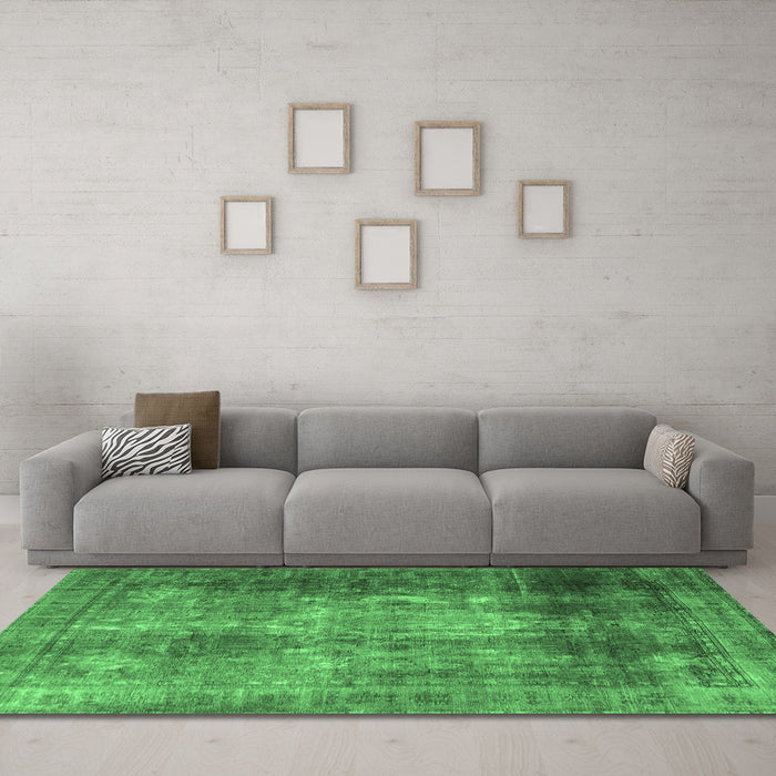 Machine Washable Persian Emerald Green Traditional Area Rugs in a Living Room,, wshtr3258emgrn