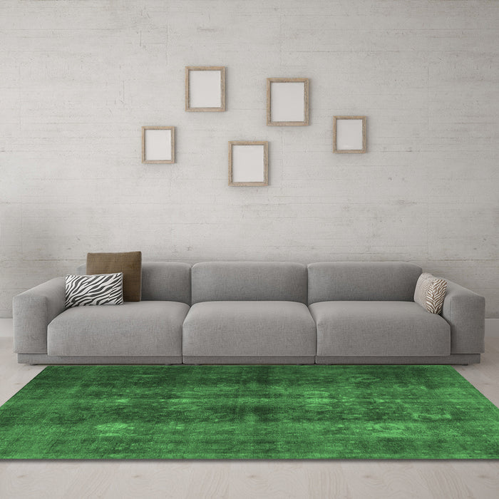 Machine Washable Persian Emerald Green Traditional Area Rugs in a Living Room,, wshtr3266emgrn