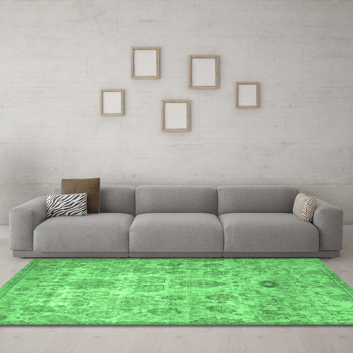 Machine Washable Persian Emerald Green Traditional Area Rugs in a Living Room,, wshtr3273emgrn