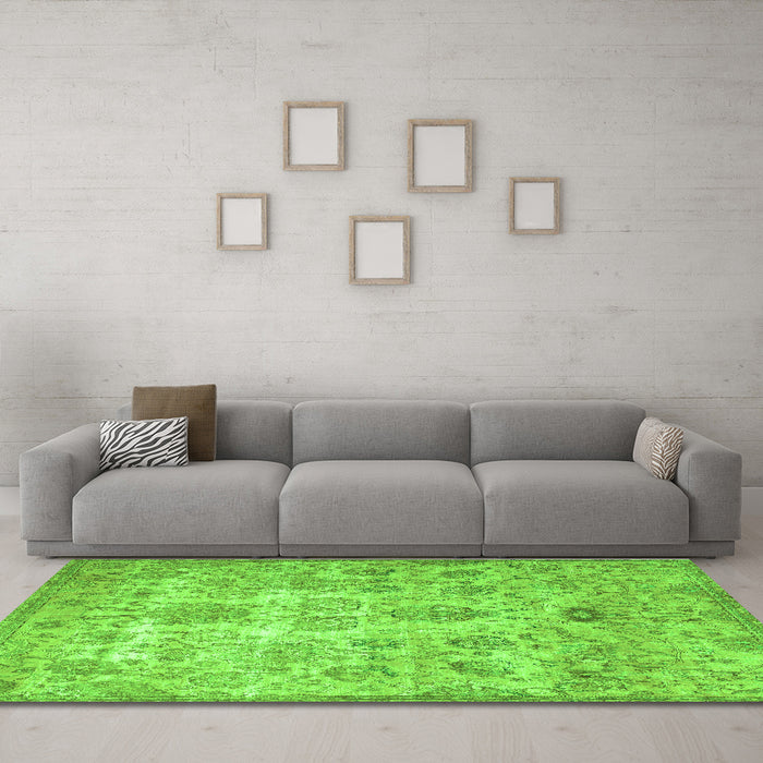 Machine Washable Persian Green Traditional Area Rugs in a Living Room,, wshtr3273grn