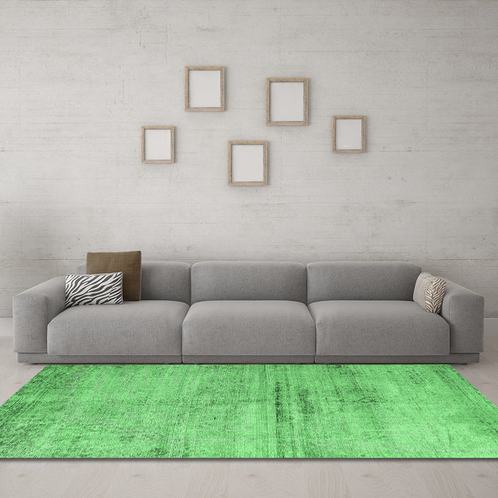 Machine Washable Persian Emerald Green Traditional Area Rugs in a Living Room,, wshtr3279emgrn