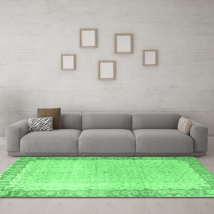 Machine Washable Persian Emerald Green Traditional Area Rugs in a Living Room,, wshtr3281emgrn