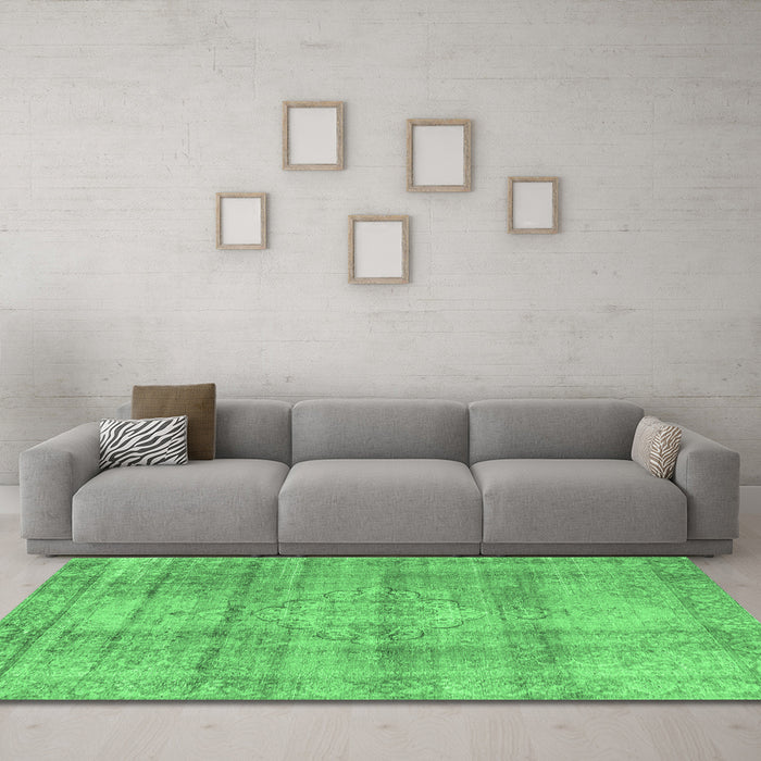 Machine Washable Persian Emerald Green Traditional Area Rugs in a Living Room,, wshtr3285emgrn
