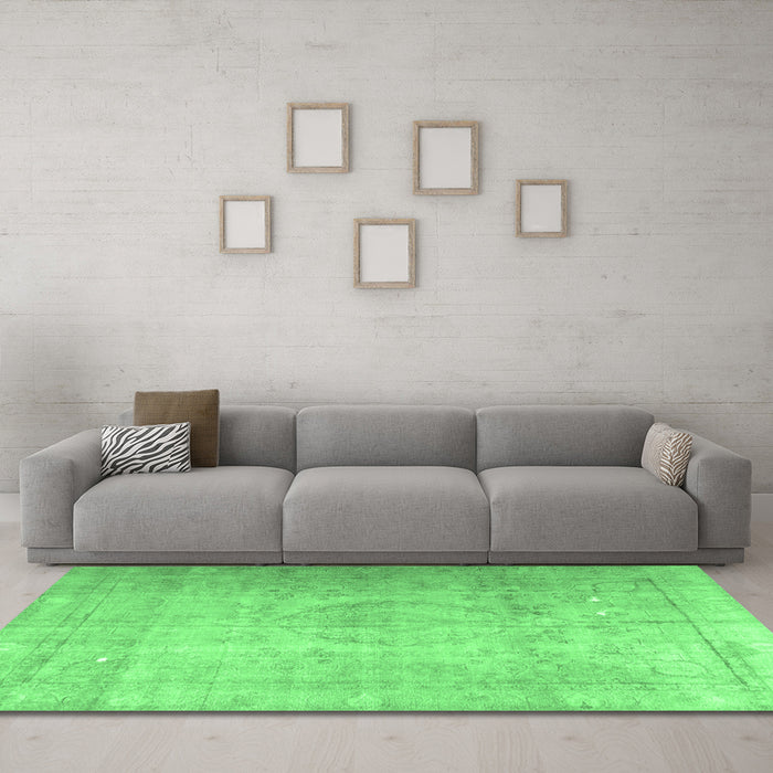 Machine Washable Persian Emerald Green Traditional Area Rugs in a Living Room,, wshtr3287emgrn