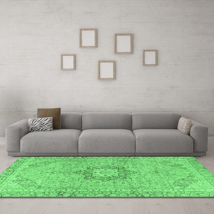 Machine Washable Persian Emerald Green Traditional Area Rugs in a Living Room,, wshtr3292emgrn