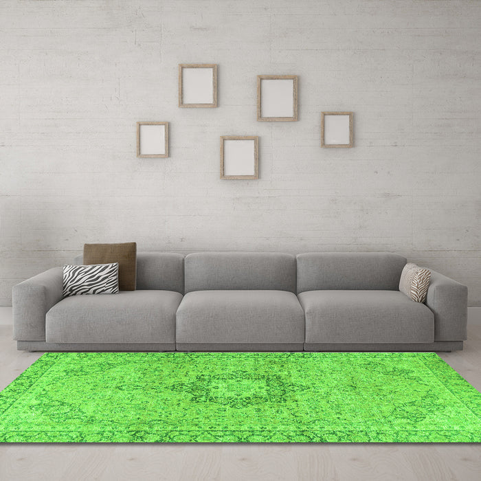 Machine Washable Persian Green Traditional Area Rugs in a Living Room,, wshtr3292grn