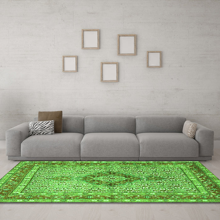Machine Washable Persian Green Traditional Area Rugs in a Living Room,, wshtr3293grn