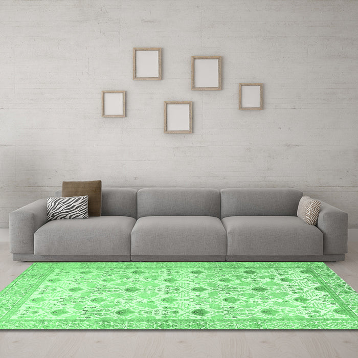 Machine Washable Persian Emerald Green Traditional Area Rugs in a Living Room,, wshtr3296emgrn