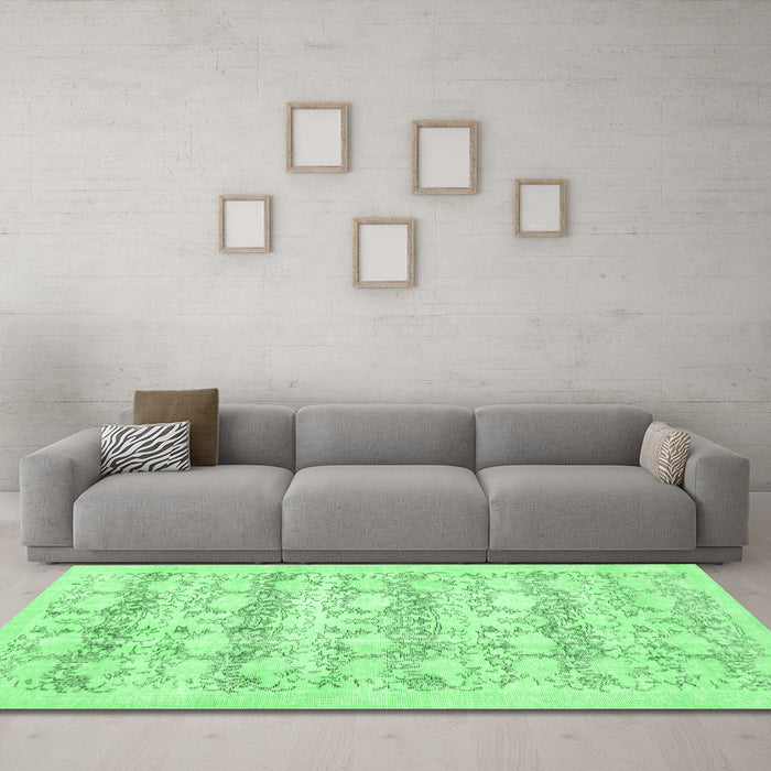 Machine Washable Persian Emerald Green Traditional Area Rugs in a Living Room,, wshtr3298emgrn