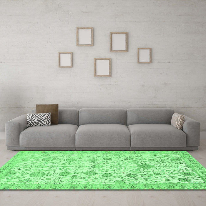 Machine Washable Persian Emerald Green Traditional Area Rugs in a Living Room,, wshtr3317emgrn