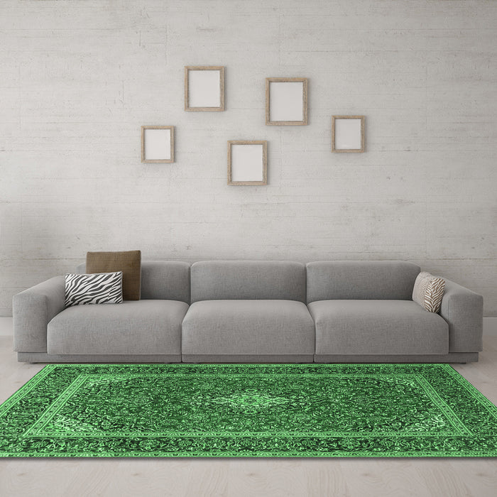 Machine Washable Medallion Emerald Green Traditional Area Rugs in a Living Room,, wshtr3323emgrn