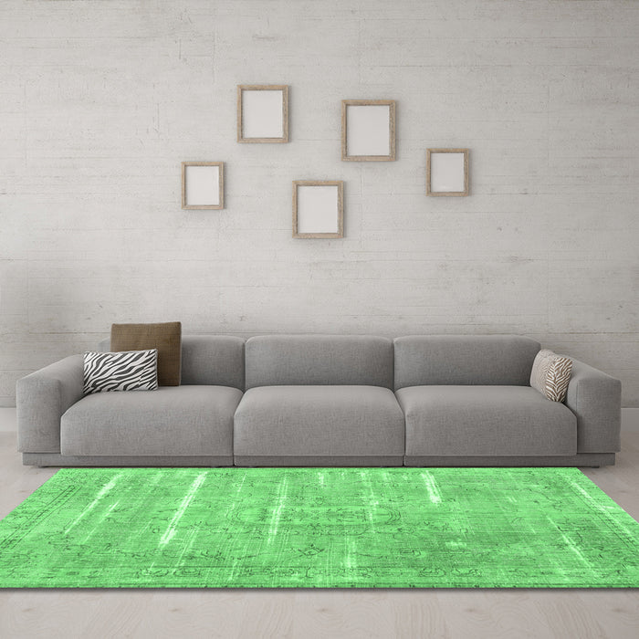 Machine Washable Persian Emerald Green Traditional Area Rugs in a Living Room,, wshtr3330emgrn