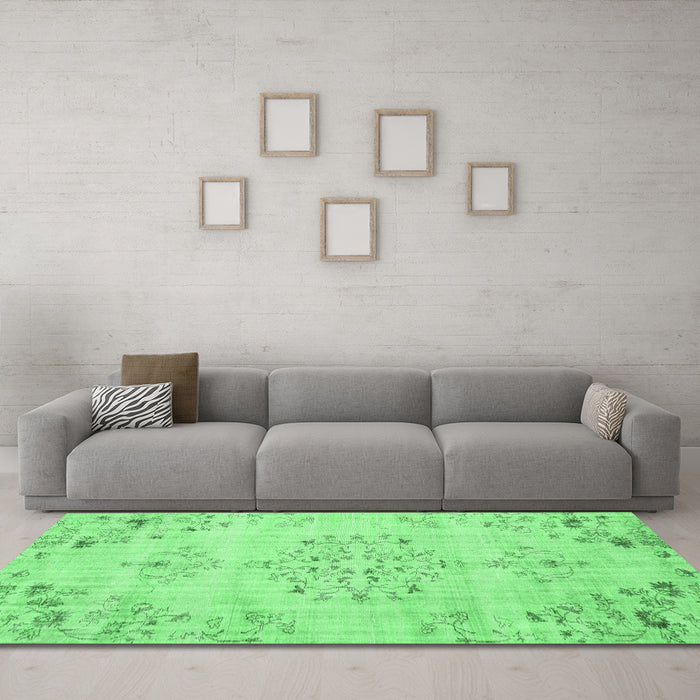 Machine Washable Persian Emerald Green Traditional Area Rugs in a Living Room,, wshtr3332emgrn