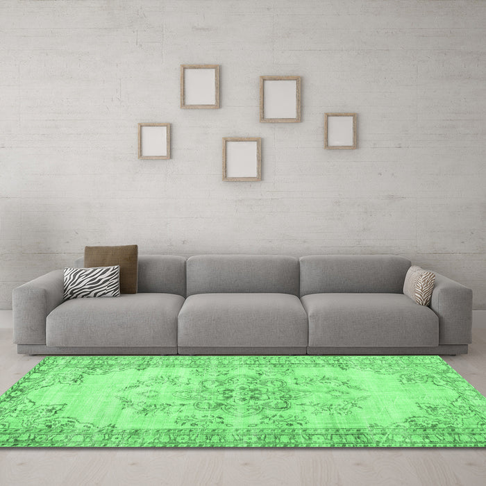 Machine Washable Persian Emerald Green Traditional Area Rugs in a Living Room,, wshtr3333emgrn