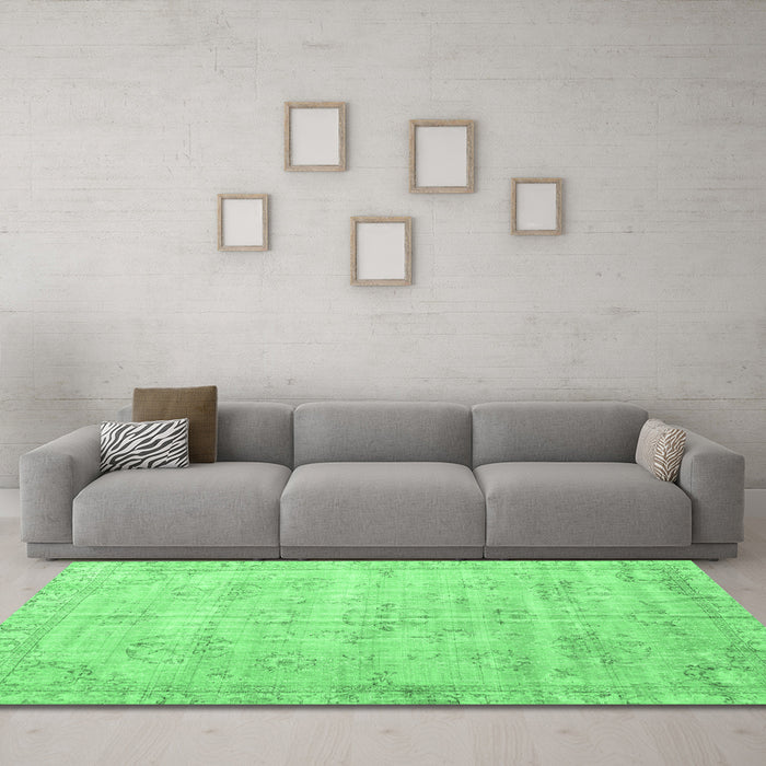 Machine Washable Persian Emerald Green Traditional Area Rugs in a Living Room,, wshtr3335emgrn