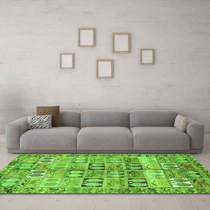 Machine Washable Persian Green Traditional Area Rugs in a Living Room,, wshtr3358grn