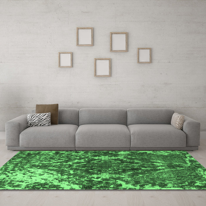 Machine Washable Persian Emerald Green Traditional Area Rugs in a Living Room,, wshtr3366emgrn