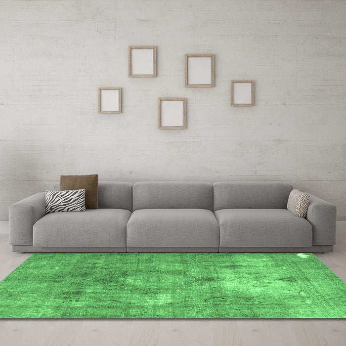 Machine Washable Persian Emerald Green Traditional Area Rugs in a Living Room,, wshtr3369emgrn