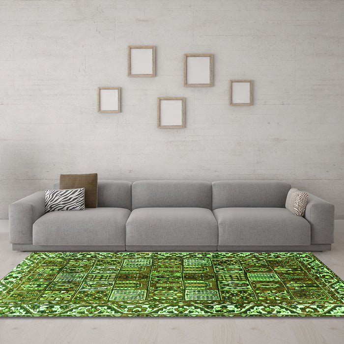 Machine Washable Persian Green Traditional Area Rugs in a Living Room,, wshtr3377grn