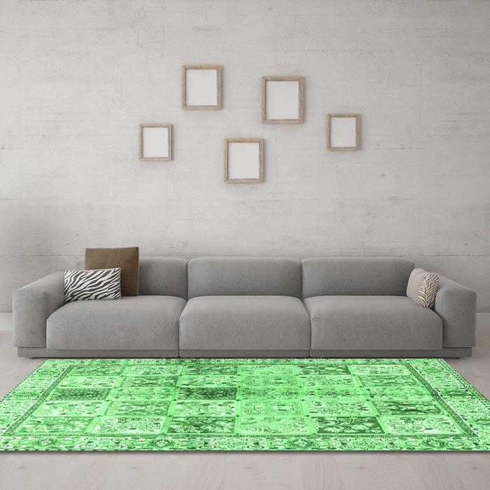 Machine Washable Persian Emerald Green Traditional Area Rugs in a Living Room,, wshtr3380emgrn
