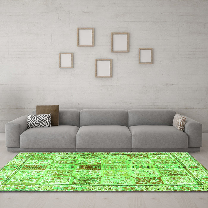 Machine Washable Persian Green Traditional Area Rugs in a Living Room,, wshtr3380grn