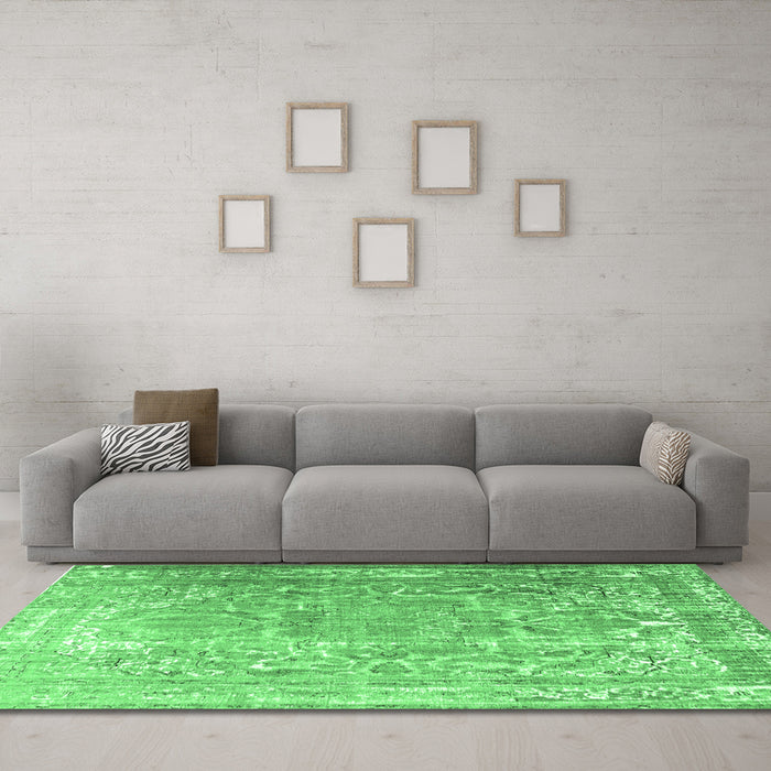 Machine Washable Persian Emerald Green Traditional Area Rugs in a Living Room,, wshtr3385emgrn