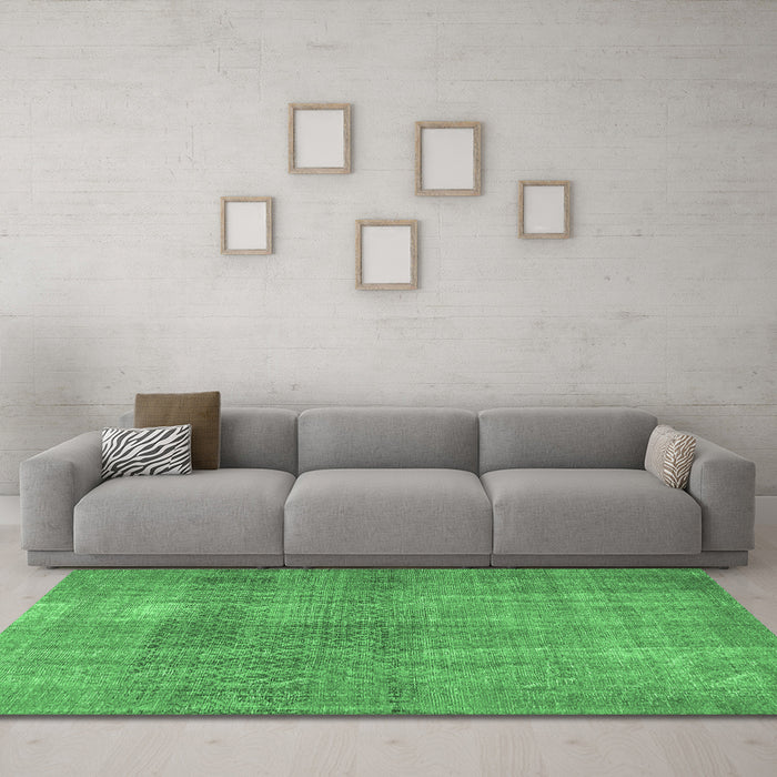 Machine Washable Persian Emerald Green Traditional Area Rugs in a Living Room,, wshtr3388emgrn