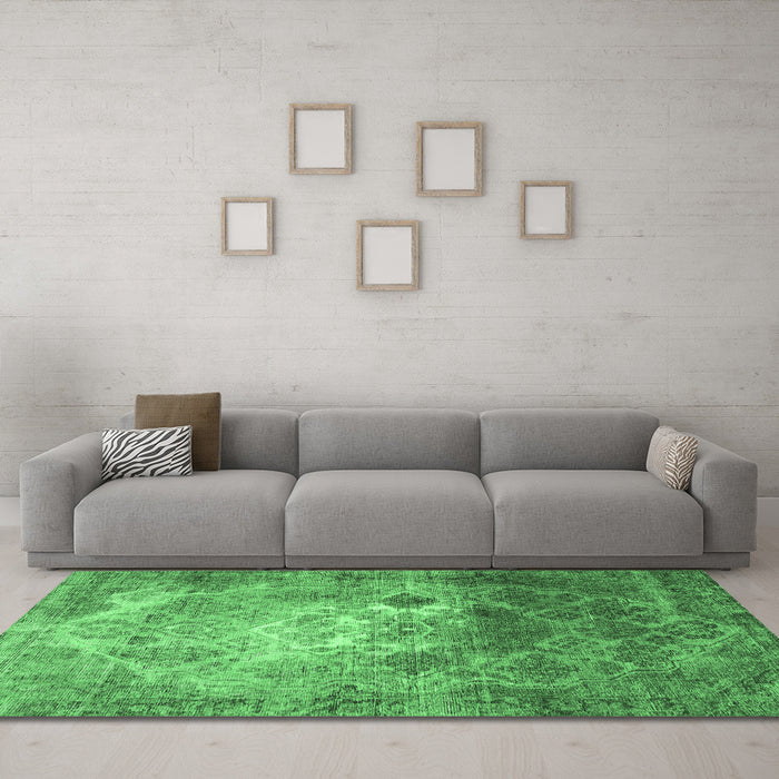 Machine Washable Persian Emerald Green Traditional Area Rugs in a Living Room,, wshtr3390emgrn