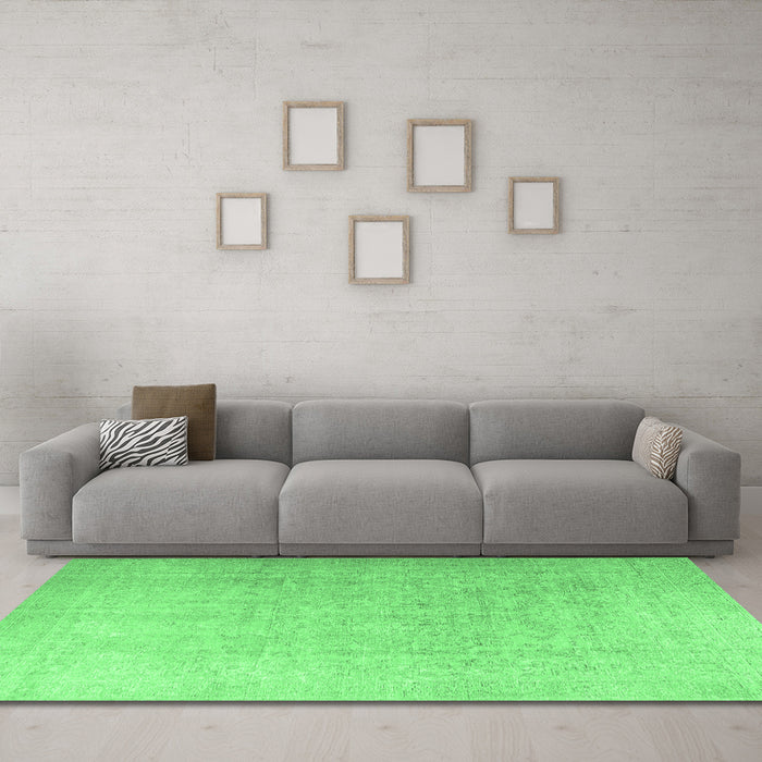 Machine Washable Persian Emerald Green Traditional Area Rugs in a Living Room,, wshtr3392emgrn