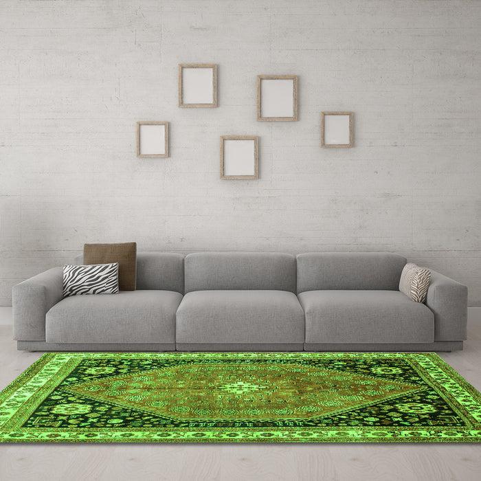 Machine Washable Persian Green Traditional Area Rugs in a Living Room,, wshtr33grn