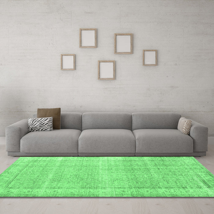 Machine Washable Persian Emerald Green Traditional Area Rugs in a Living Room,, wshtr3408emgrn
