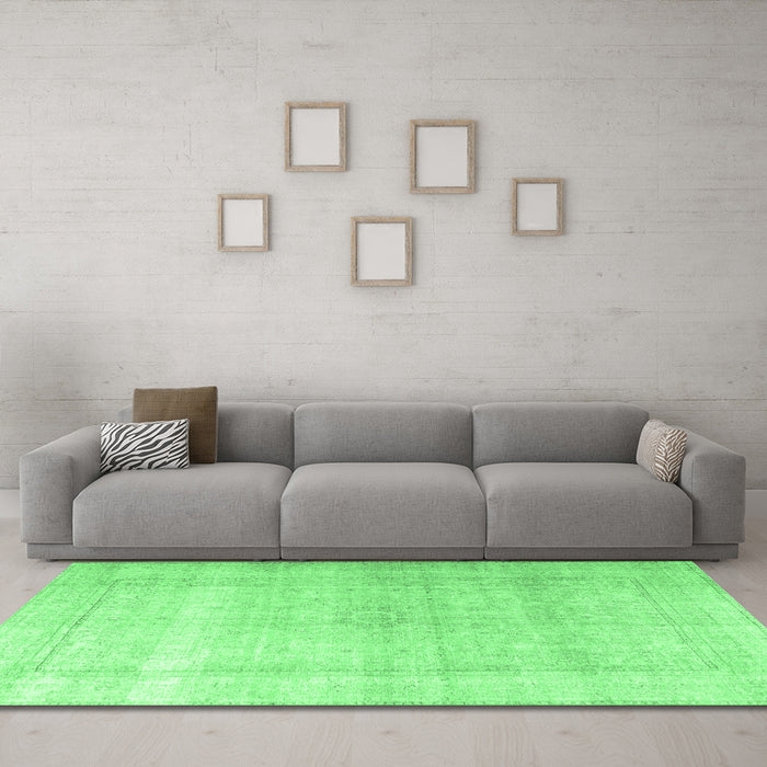 Machine Washable Persian Emerald Green Traditional Area Rugs in a Living Room,, wshtr3418emgrn