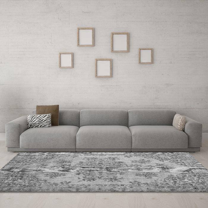 Machine Washable Persian Gray Traditional Rug in a Living Room,, wshtr3437gry