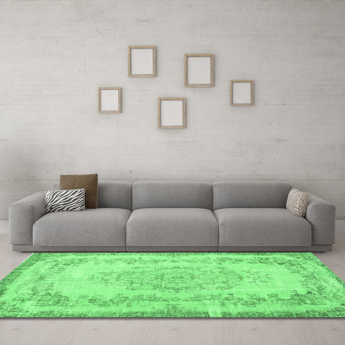 Machine Washable Persian Emerald Green Traditional Area Rugs in a Living Room,, wshtr3442emgrn