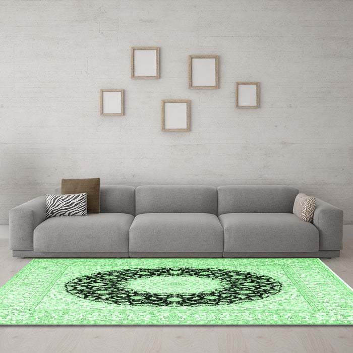 Machine Washable Medallion Emerald Green Traditional Area Rugs in a Living Room,, wshtr3463emgrn