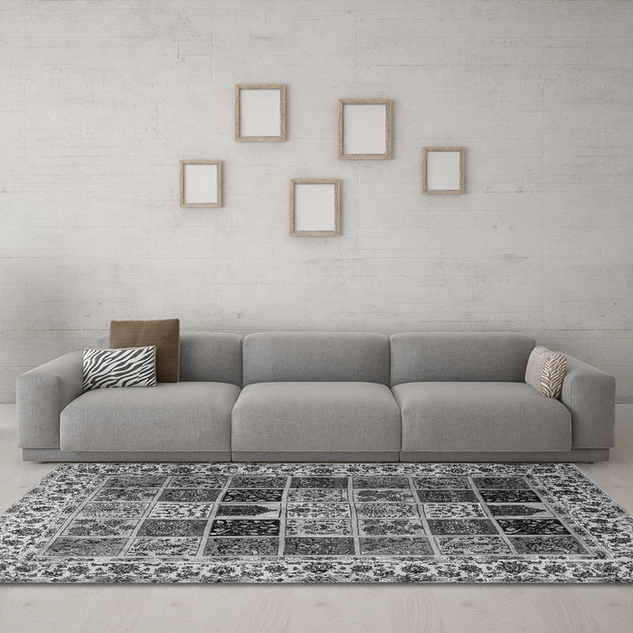 Machine Washable Persian Gray Traditional Rug in a Living Room,, wshtr3476gry