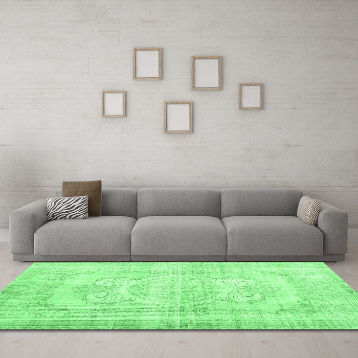 Machine Washable Persian Emerald Green Traditional Area Rugs in a Living Room,, wshtr3480emgrn