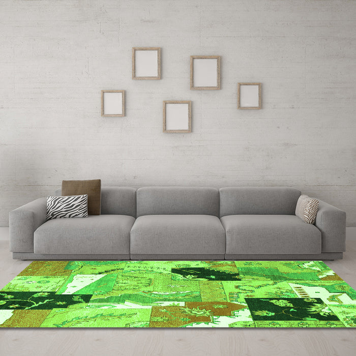 Machine Washable Patchwork Green Transitional Area Rugs in a Living Room,, wshtr3498grn
