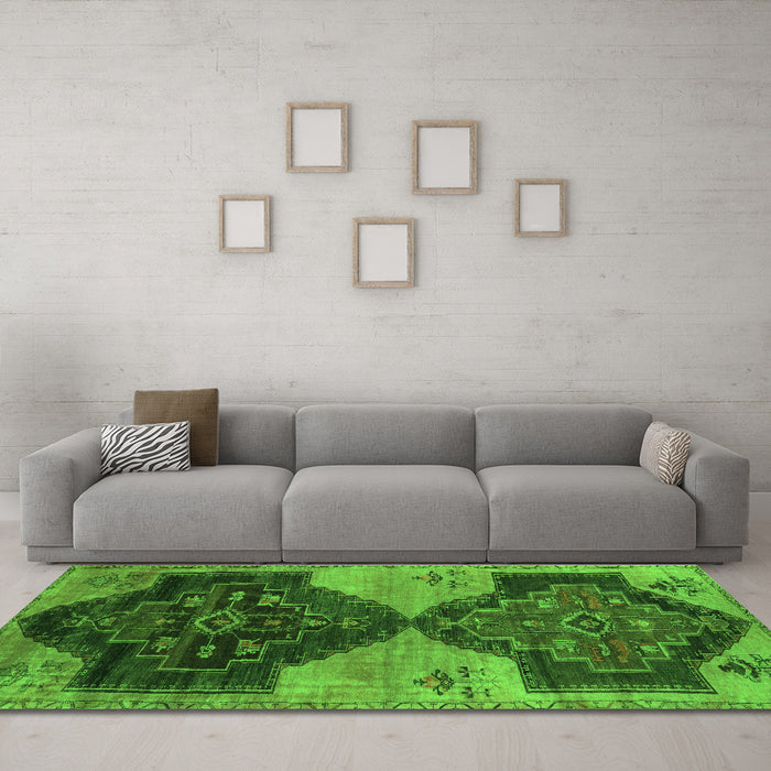 Machine Washable Persian Green Traditional Area Rugs in a Living Room,, wshtr3528grn