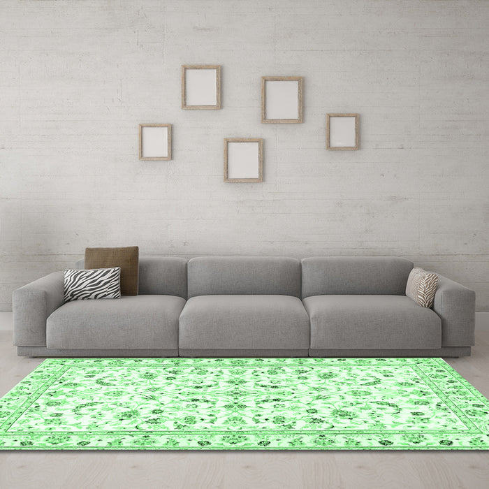 Machine Washable Persian Emerald Green Traditional Area Rugs in a Living Room,, wshtr3531emgrn