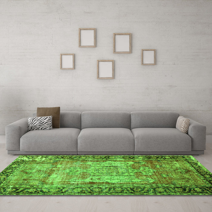 Machine Washable Persian Green Traditional Area Rugs in a Living Room,, wshtr3549grn