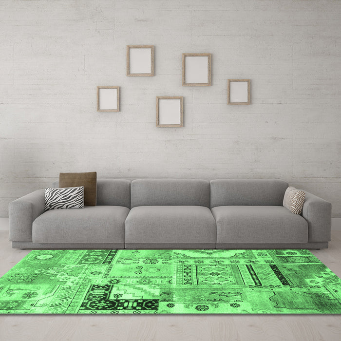 Machine Washable Persian Emerald Green Traditional Area Rugs in a Living Room,, wshtr3567emgrn